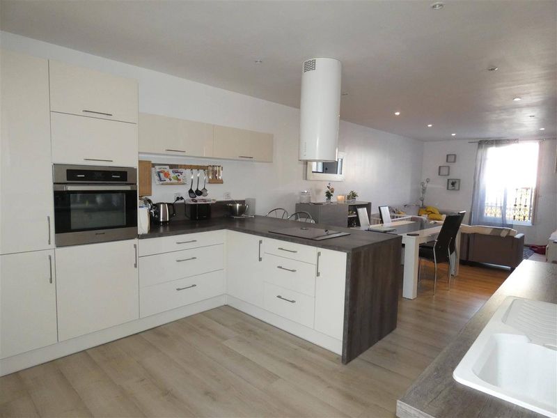 TRÈS BEL APPARTEMENT T4 avec BALCON idéalement situé en HYPER CENTRE DU HAVRE (76600), à 2 pas de COTY