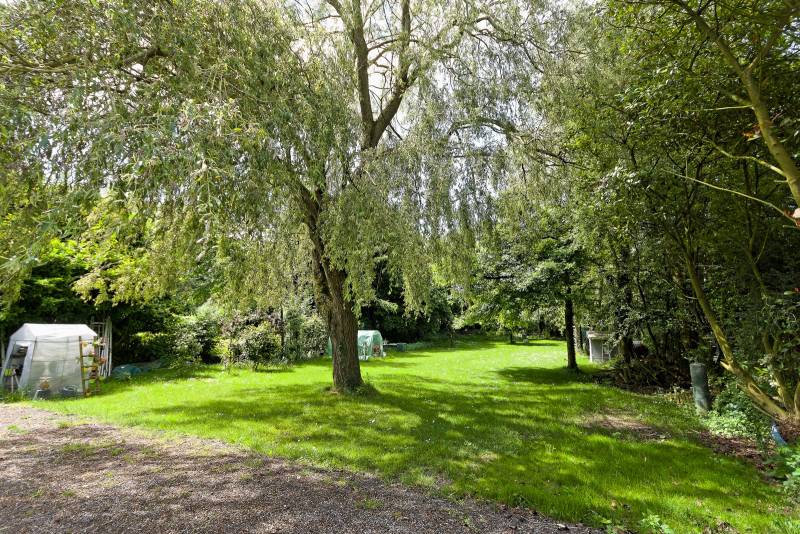 EN EXCLUSIVITÉ, Agréable terrain de loisir arboré 1600m² avec chalet et terrasse situé à GOMMERVILLE (76430)