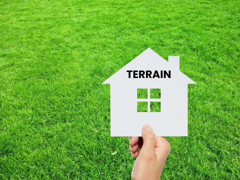 SOUS-COMPROMIS ! Belle parcelle à bâtir bien située sur un environnement RÉSIDENTIEL proche de SAINT-ROMAIN DE COLBOSC (76430)