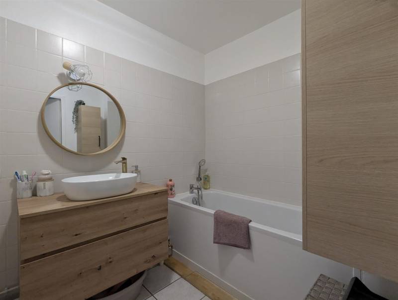 En EXCLUSIVITÉ, Appartement en TRÈS BON ÉTAT avec BALCON idéalement situé en PLEIN COEUR de SAINT-ROMAIN DE COLBOSC (76430)