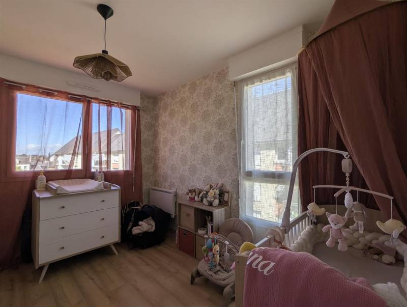 En EXCLUSIVITÉ, Appartement en TRÈS BON ÉTAT avec BALCON idéalement situé en PLEIN COEUR de SAINT-ROMAIN DE COLBOSC (76430)