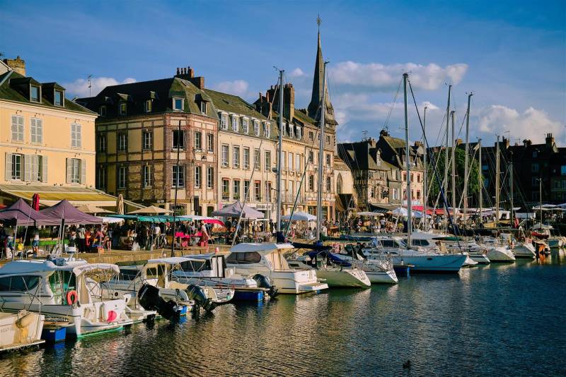 IDÉAL INVESTISSEUR, A 150m du BASSIN à HONFLEUR (14600), Immeuble COMPLET à vendre